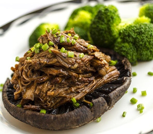 short ribs on mushroom with broccoli