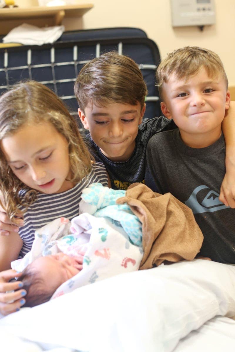siblings with newborn