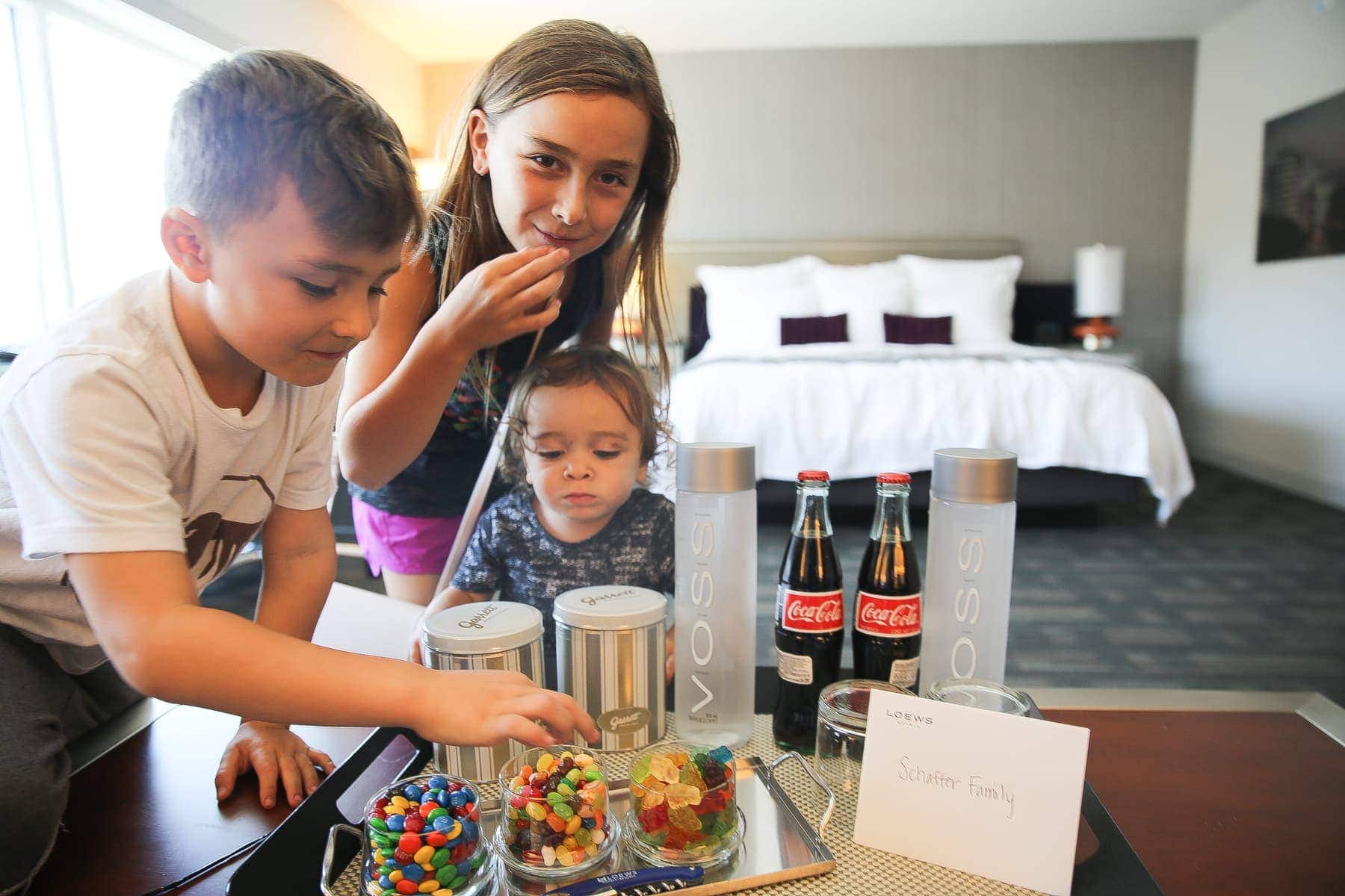 kids eating candy 