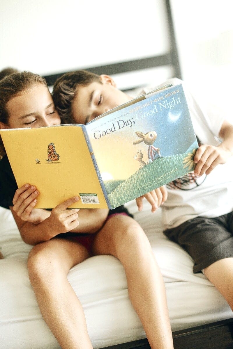 children reading 