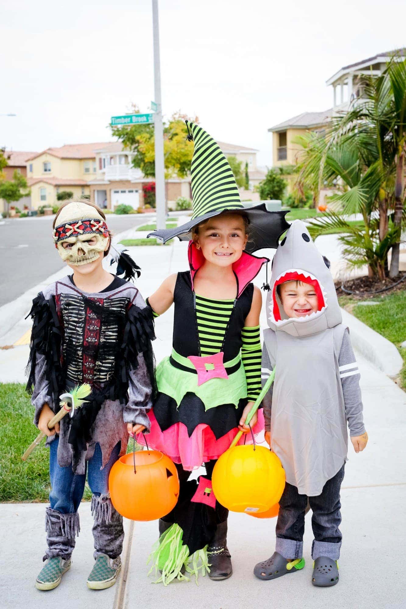 kids trick-or-treating