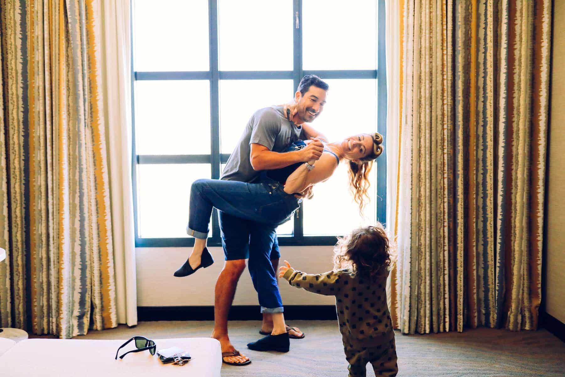 Couples Dancing with a Kid #citygirlgonemom #hyattregency #lajollasandiego #lajolla