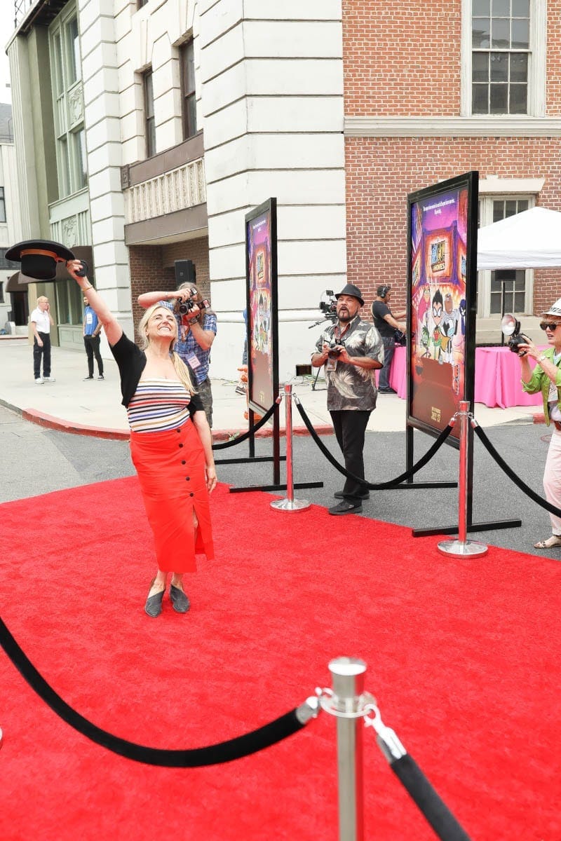 Lady Holding a Hat on the Red Carpet at Warner Bros Studios Hollywood #hollywood #warnerbrothers #teentitansgotothemovies #citygirlgonemom