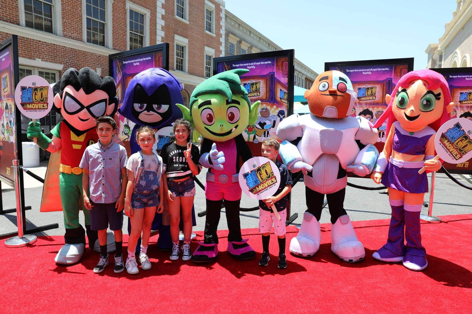 Young Kids Having a Picture Taken With Mascots #hollywood #warnerbrothers #teentitansgotothemovies #citygirlgonemom