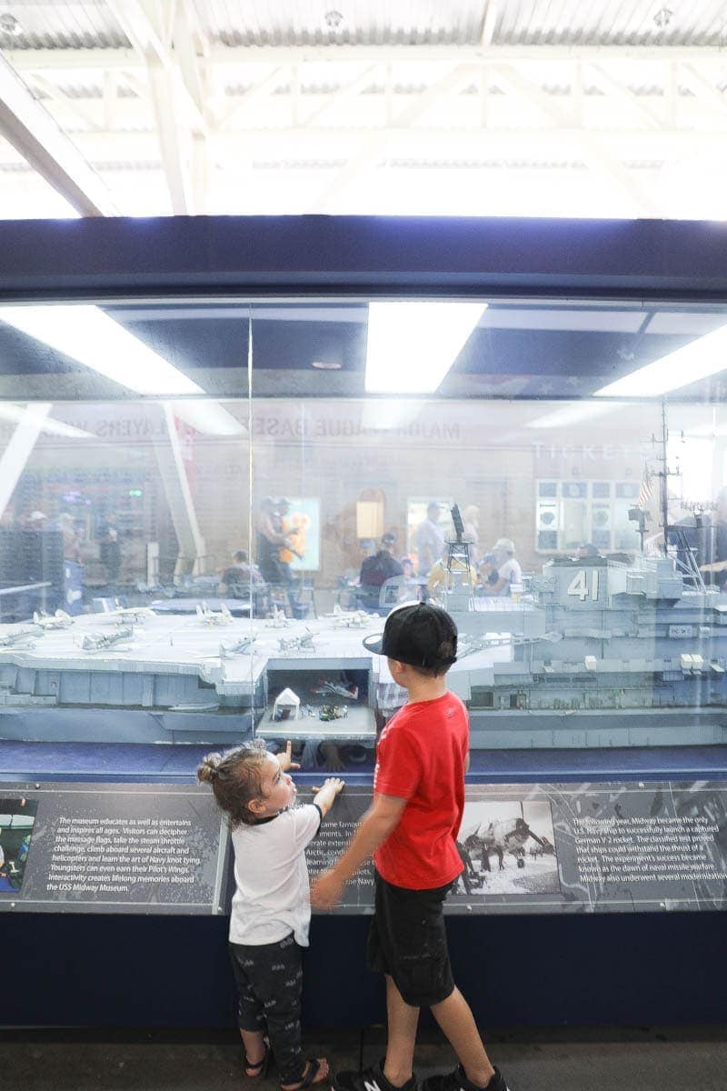 Kids Watching Behind the Glass Wall #familyday #weekend #familydaysout #citygirlgonemom #glasswall