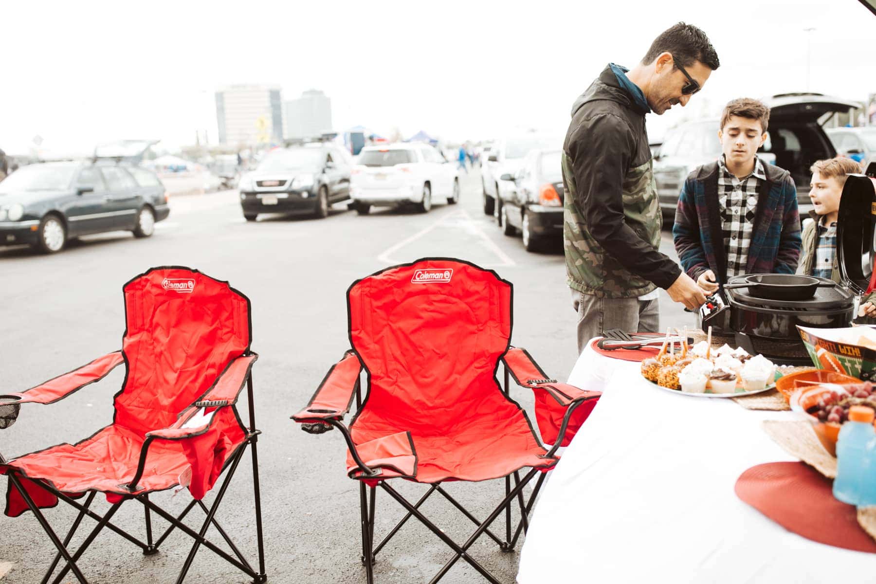 dad and kids tailgating 