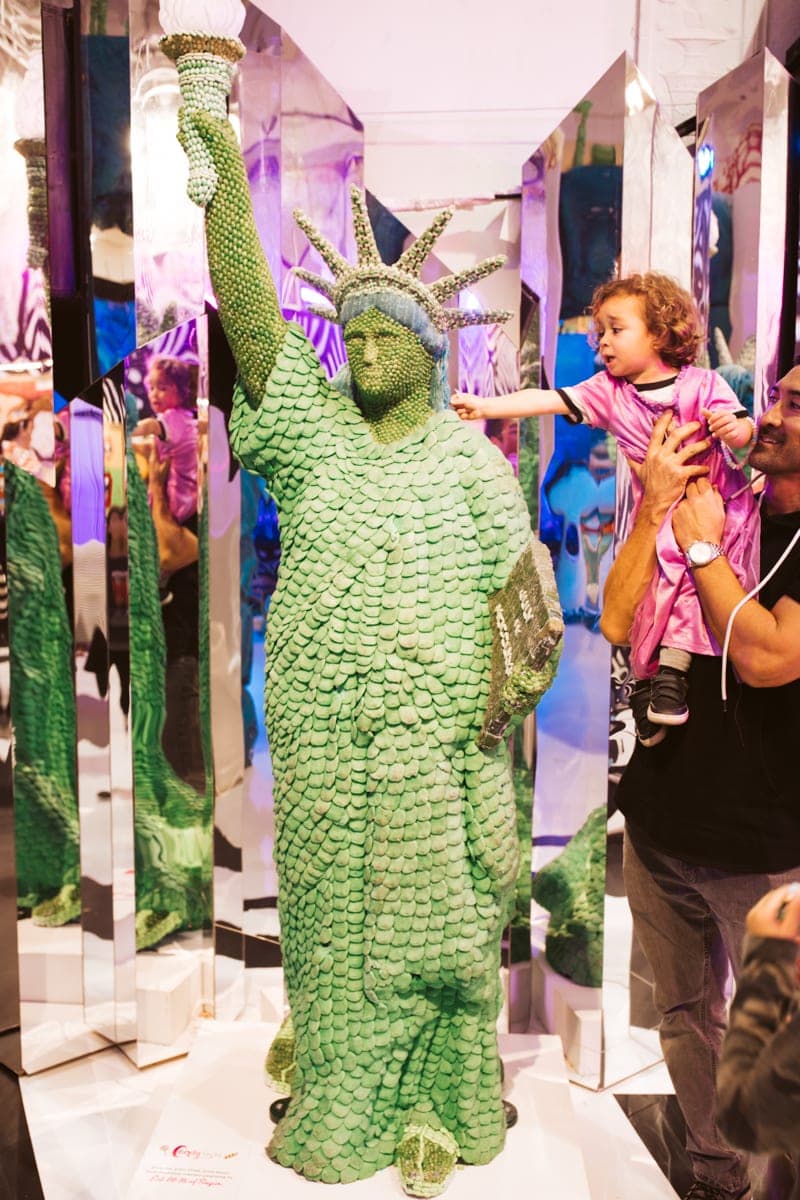 kid and dad with statue of liberty