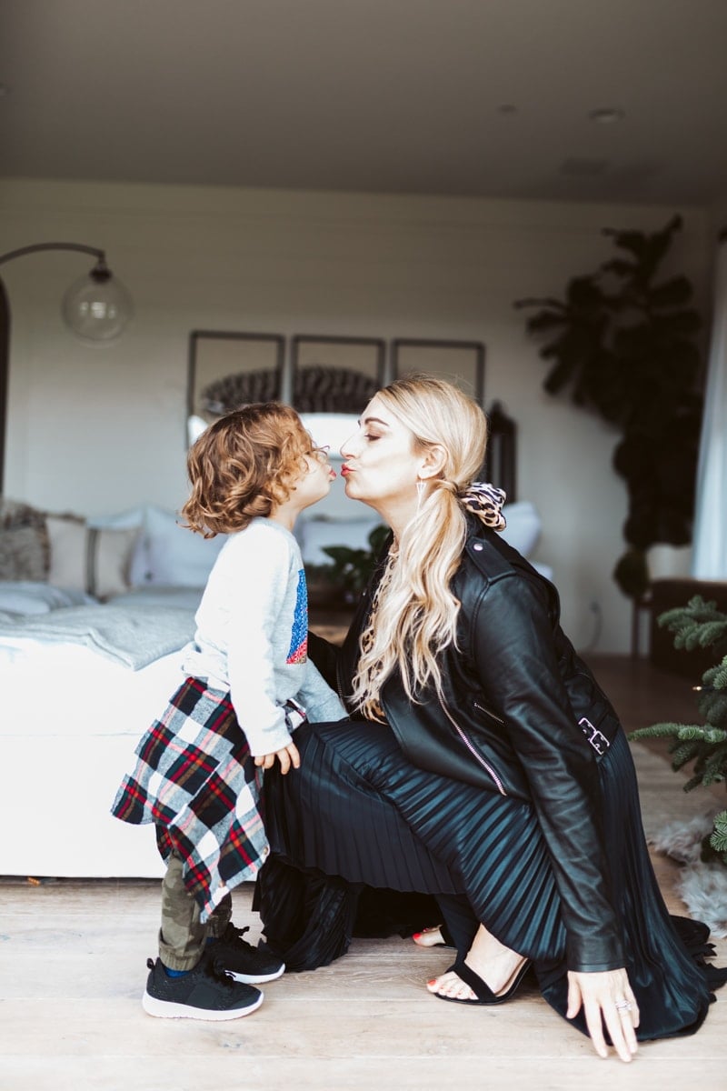 mom and toddler kiss