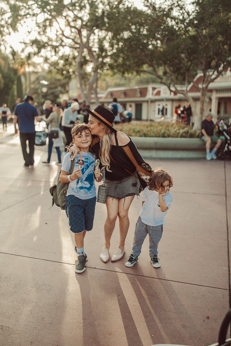 disneyland mother and kids