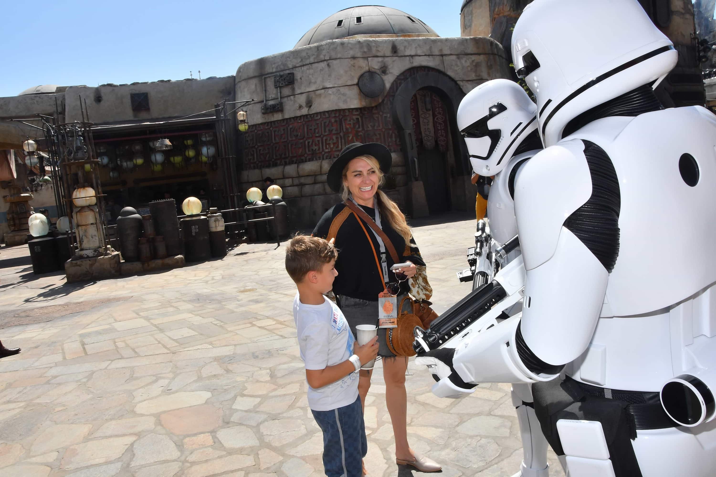 disneyland mom and child