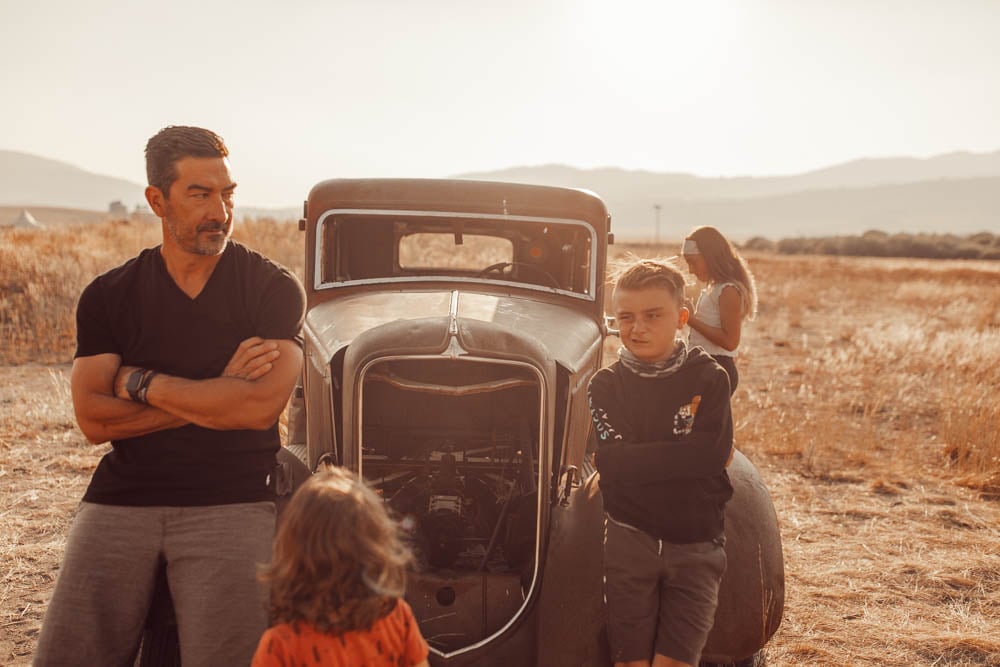 dad and sons by car