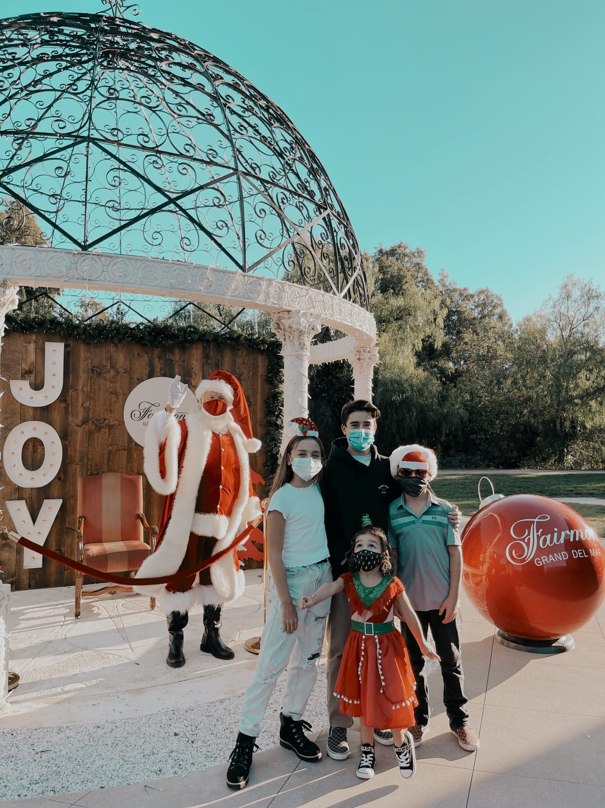 kids meeting santa