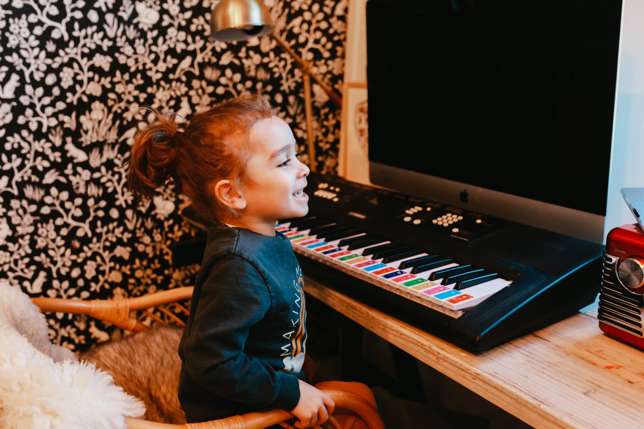 kid learning the piano