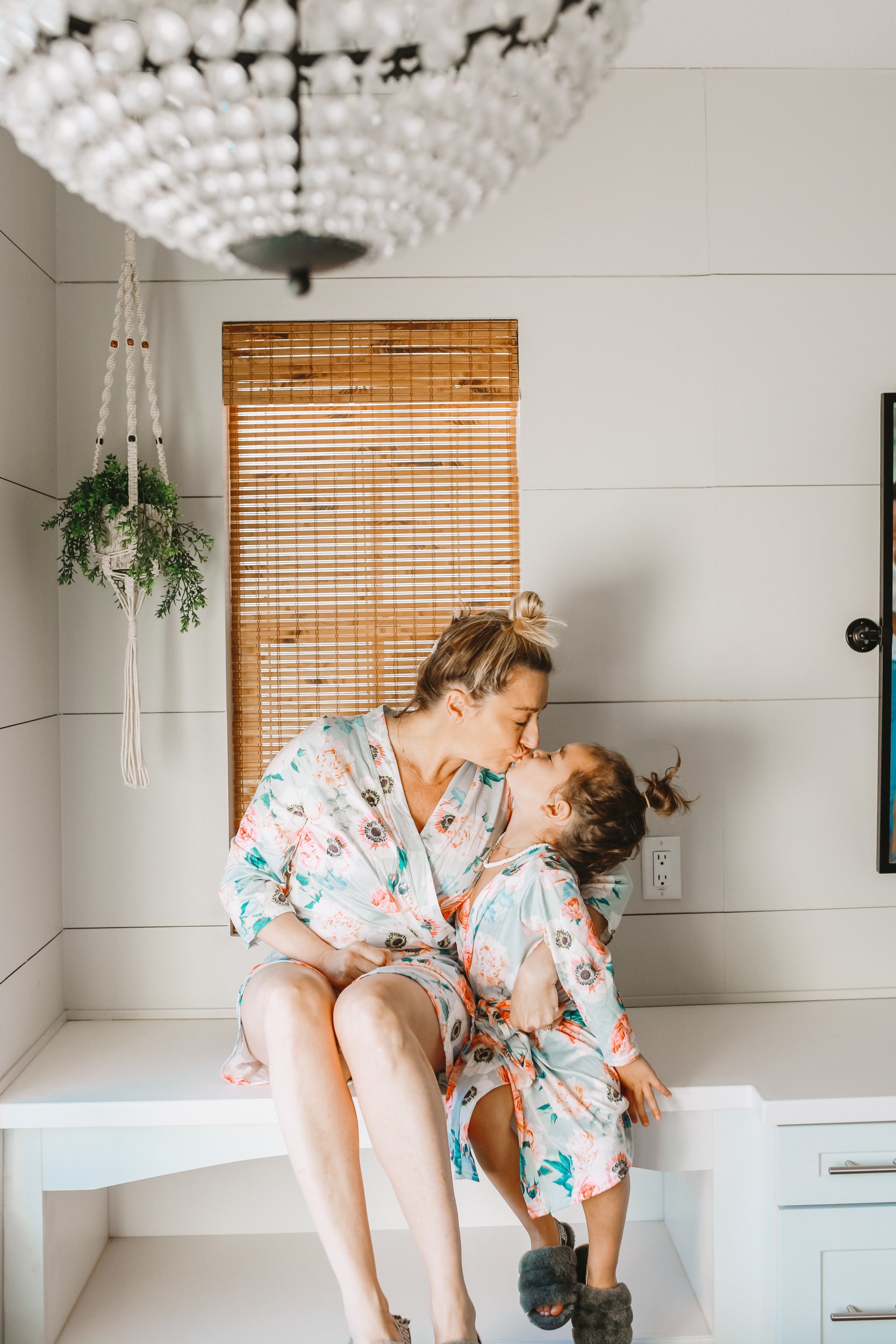 mom and toddler kissing