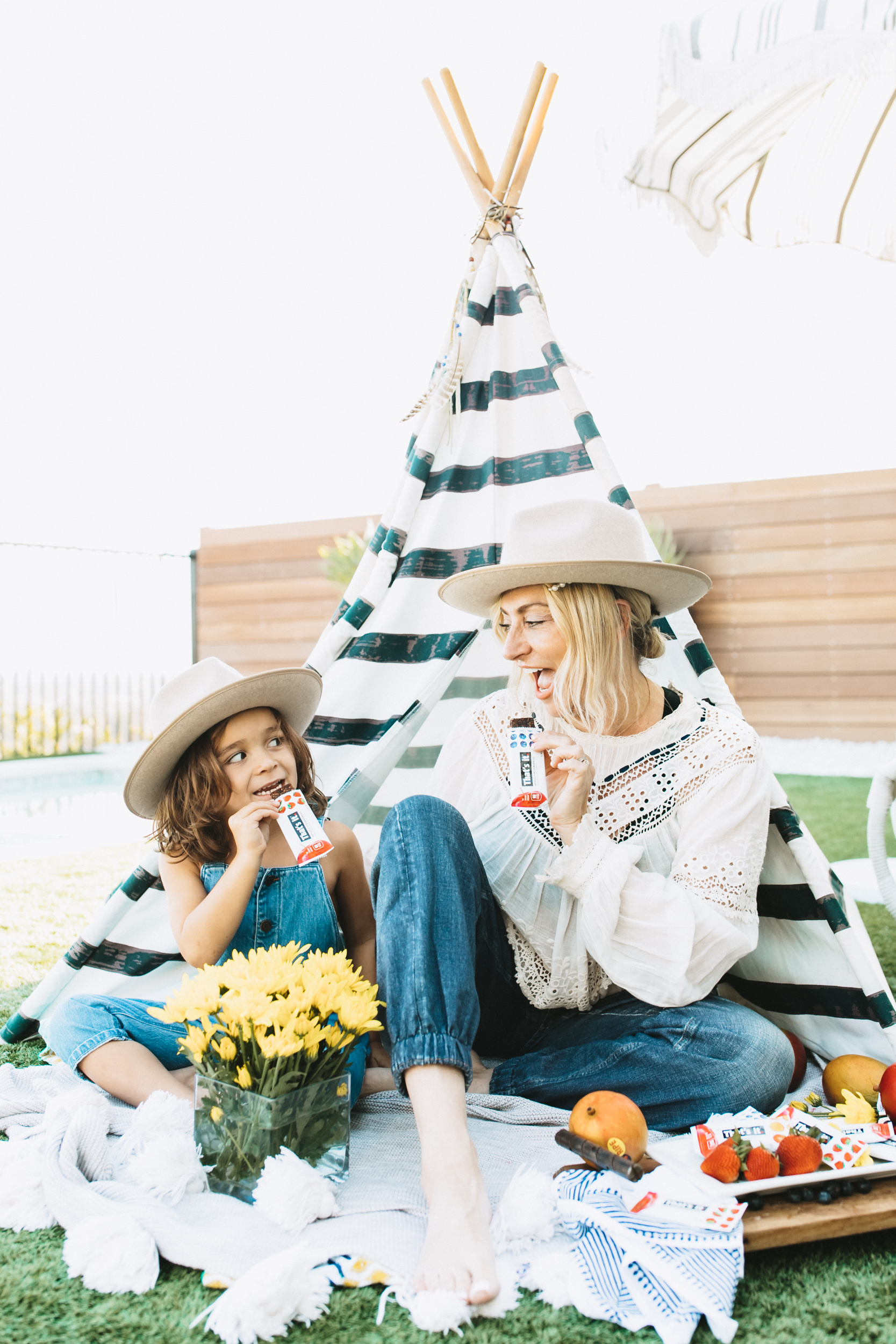 mom and kid eating snacks