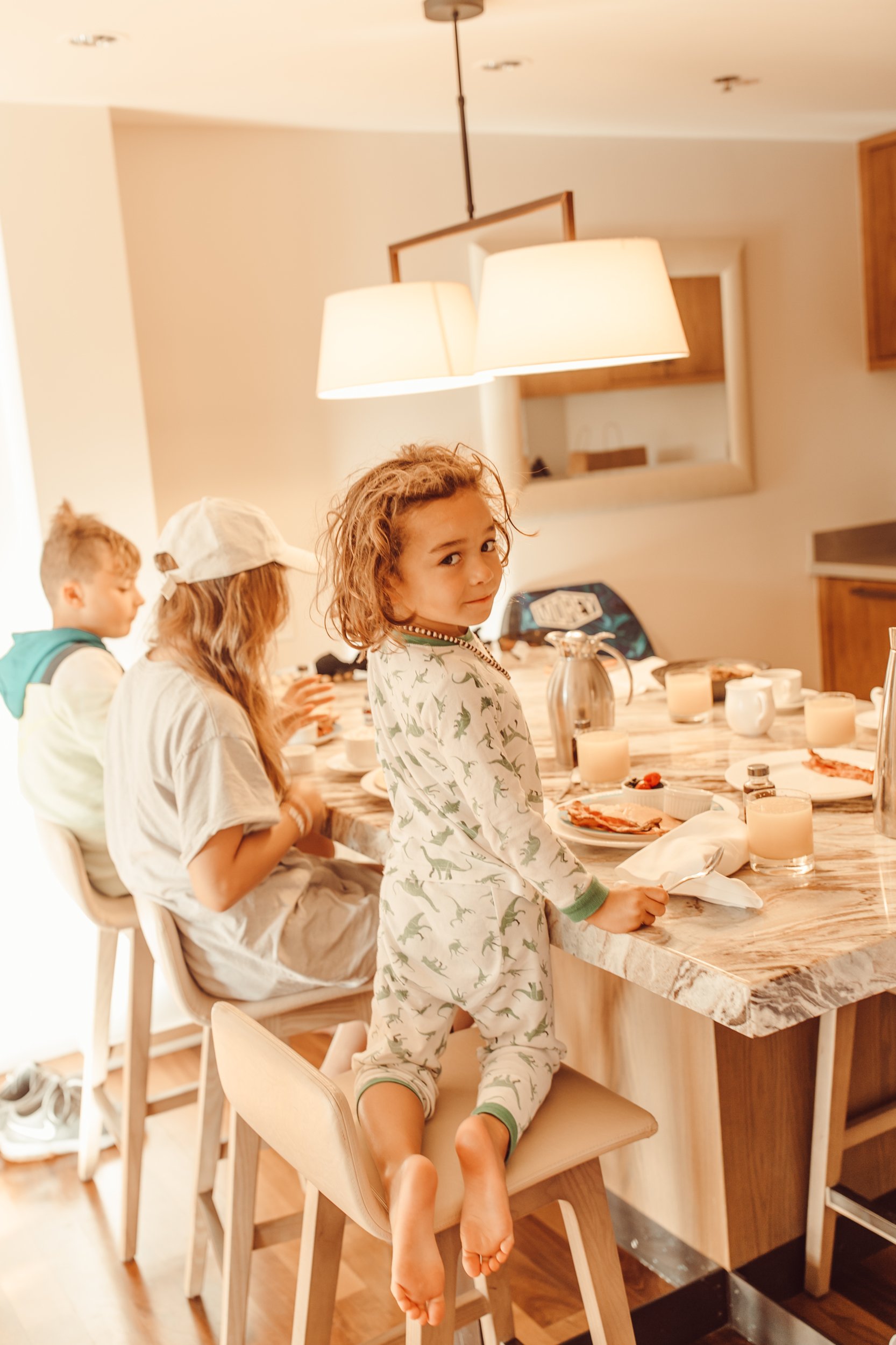 kids eating breakfast