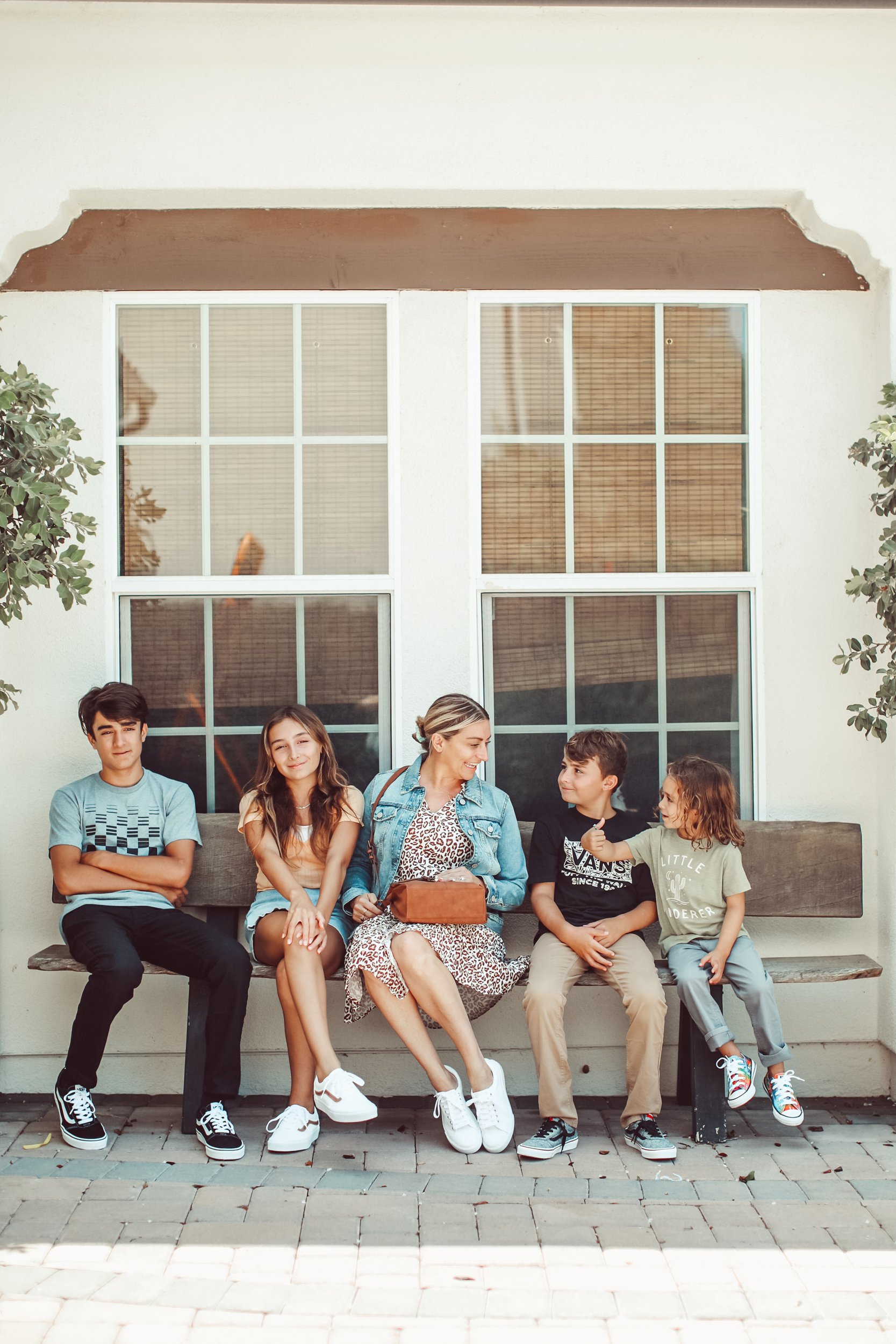 kids sitting with mom