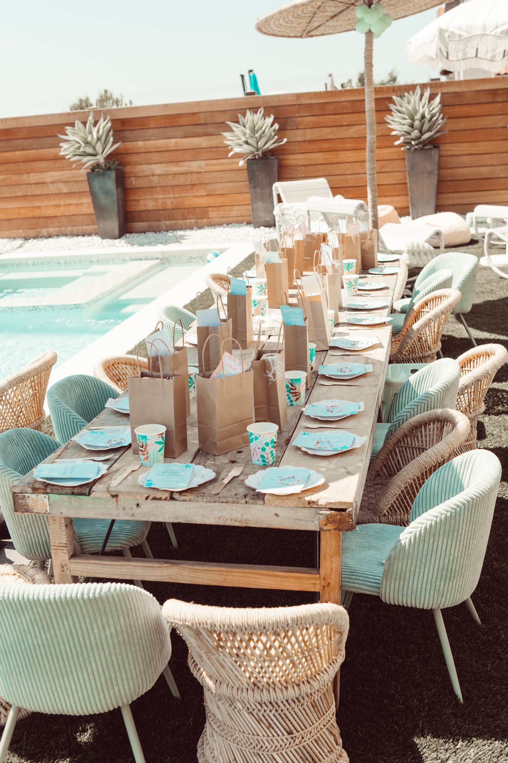 table seating with favors