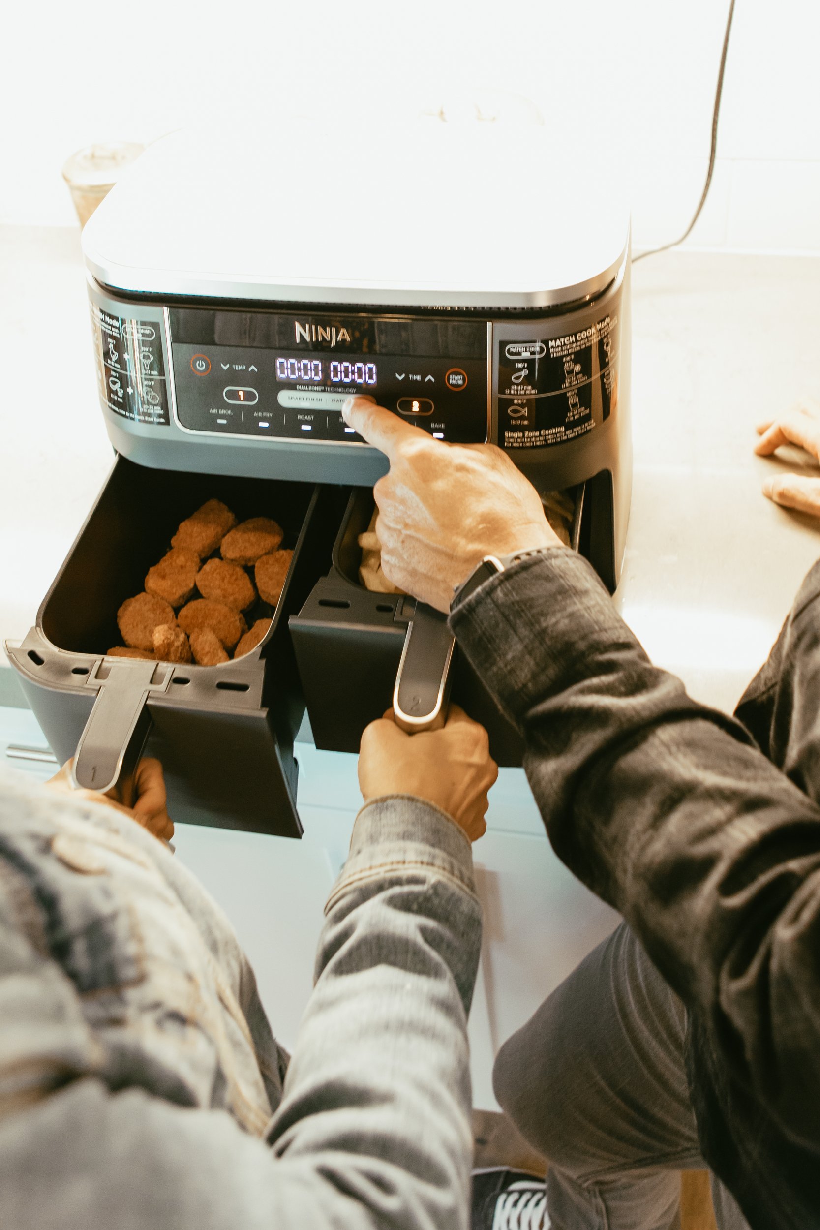 air fryer with chicken nuggets