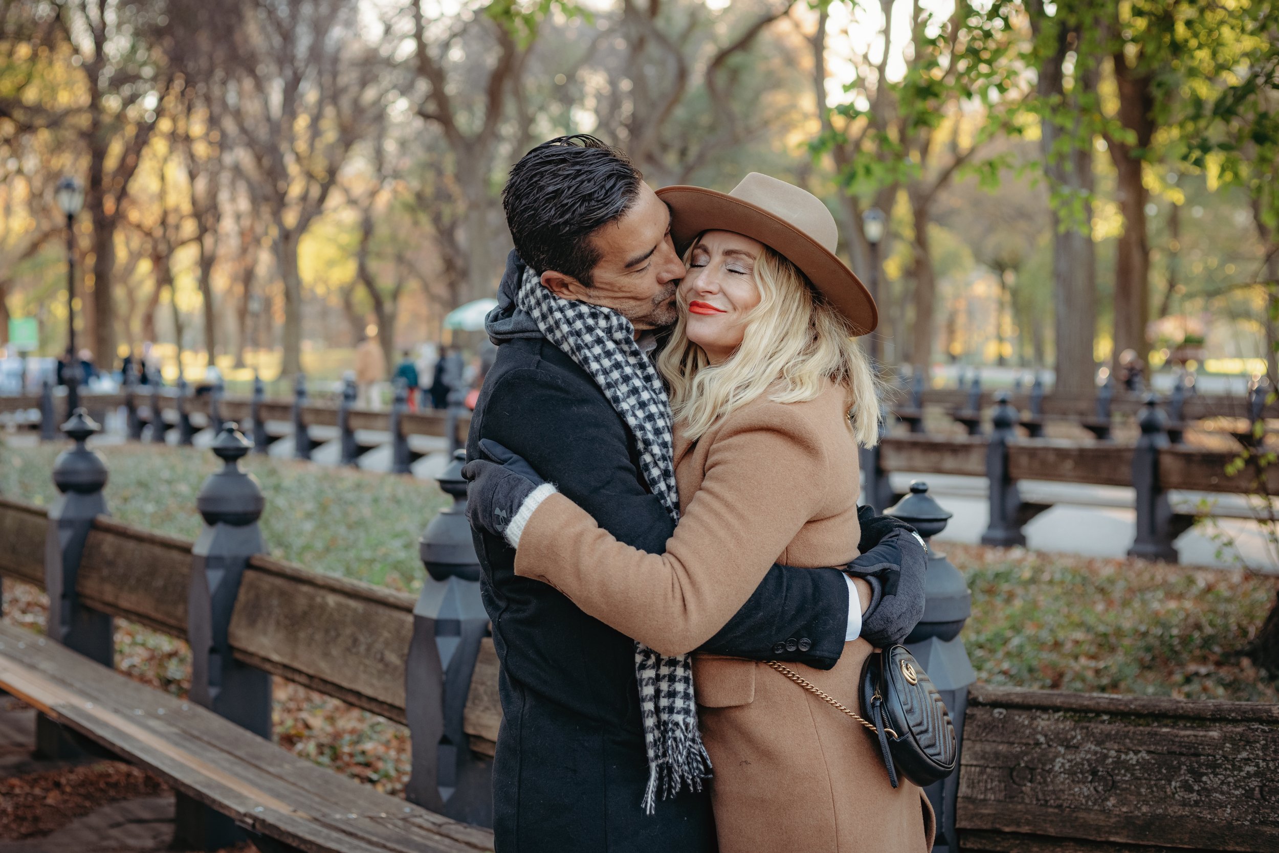 couple kissing in the park