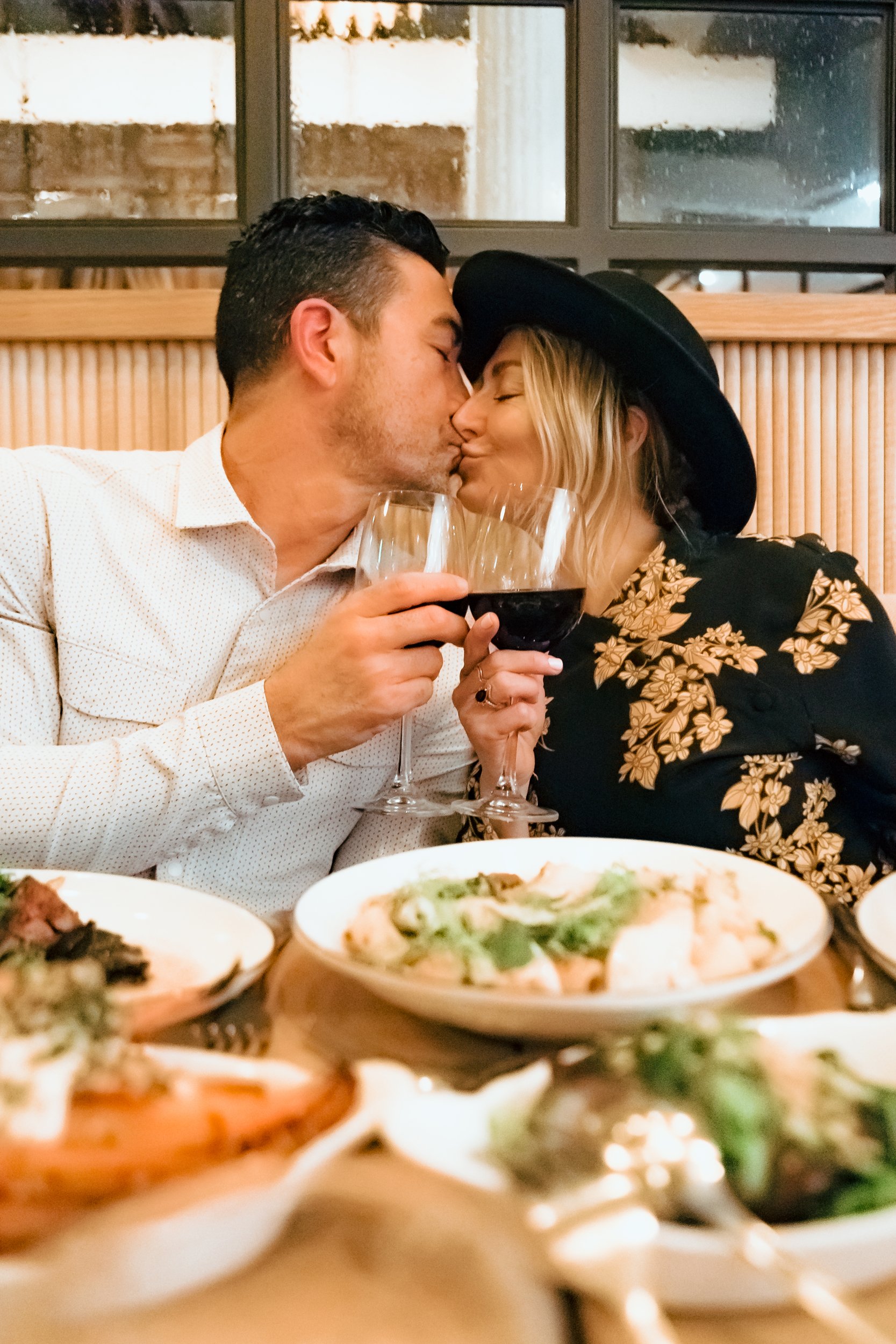 couple dining out for date night