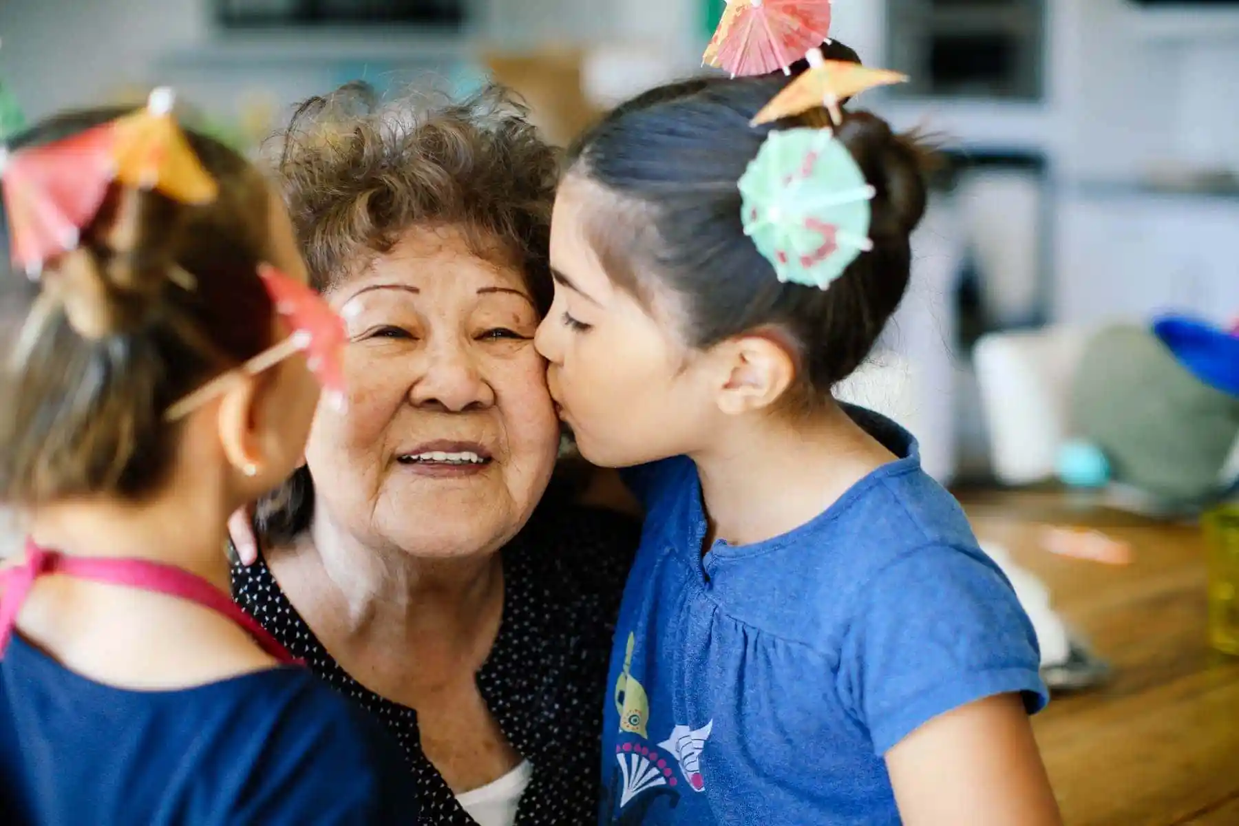 kids kissing their grandma