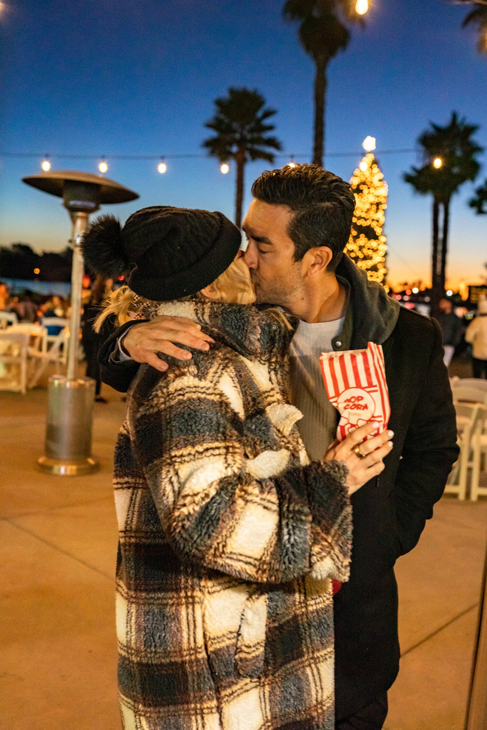 couple kissing